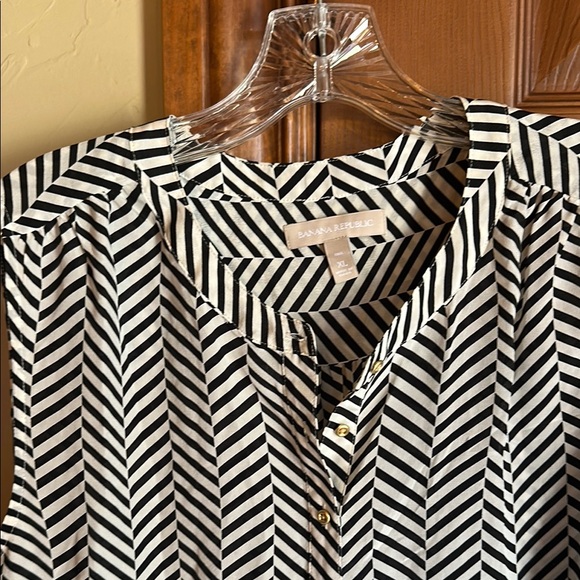 2 Women’s Banana Republic Silk Chevron Blouses, size XL - Picture 7 of 8